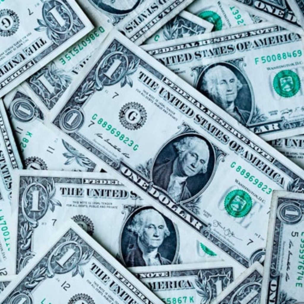 dolar-cai-abaixo-de-r$-5-pela-primeira-vez-desde-junho-de-2022